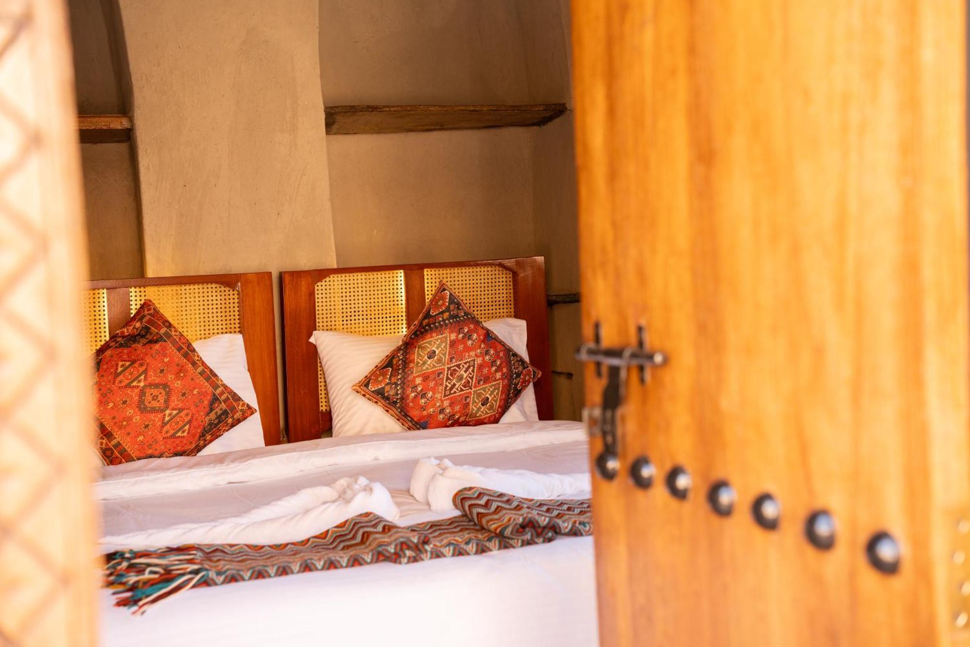 Nomad Inn Нізва Екстер'єр фото