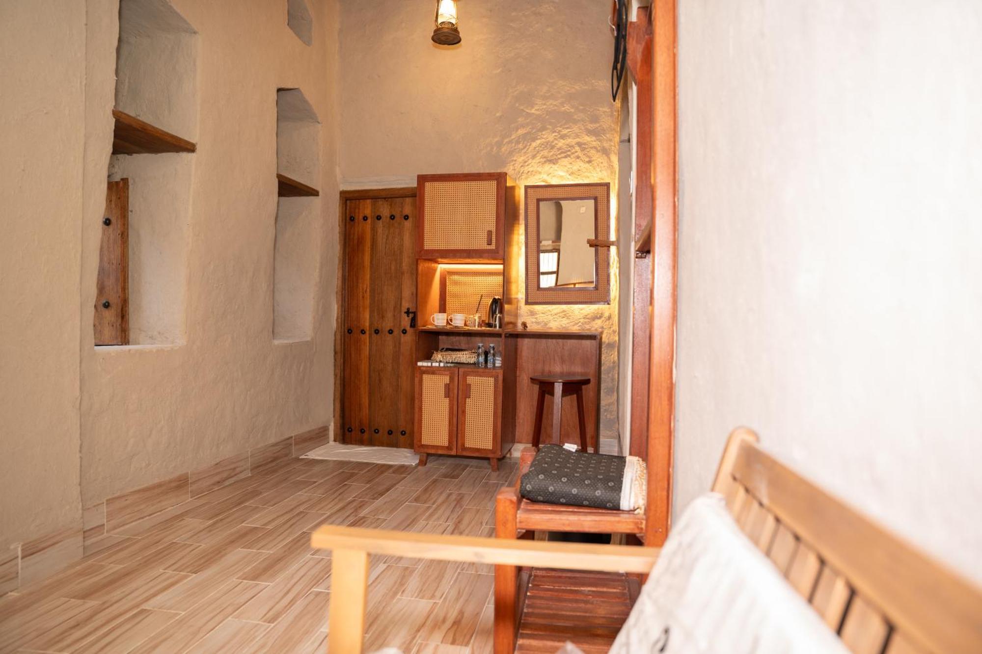 Nomad Inn Нізва Екстер'єр фото
