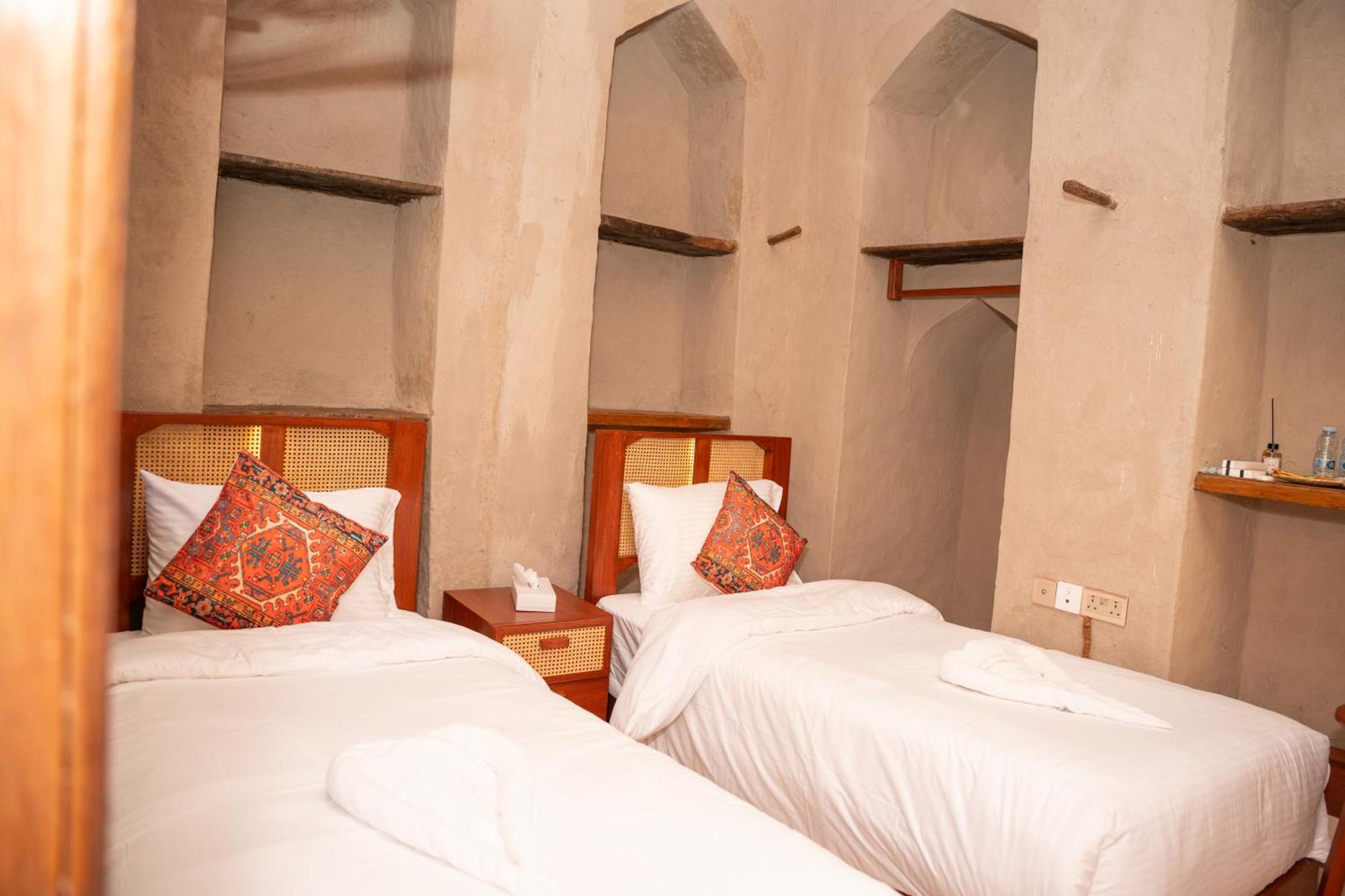 Nomad Inn Нізва Екстер'єр фото